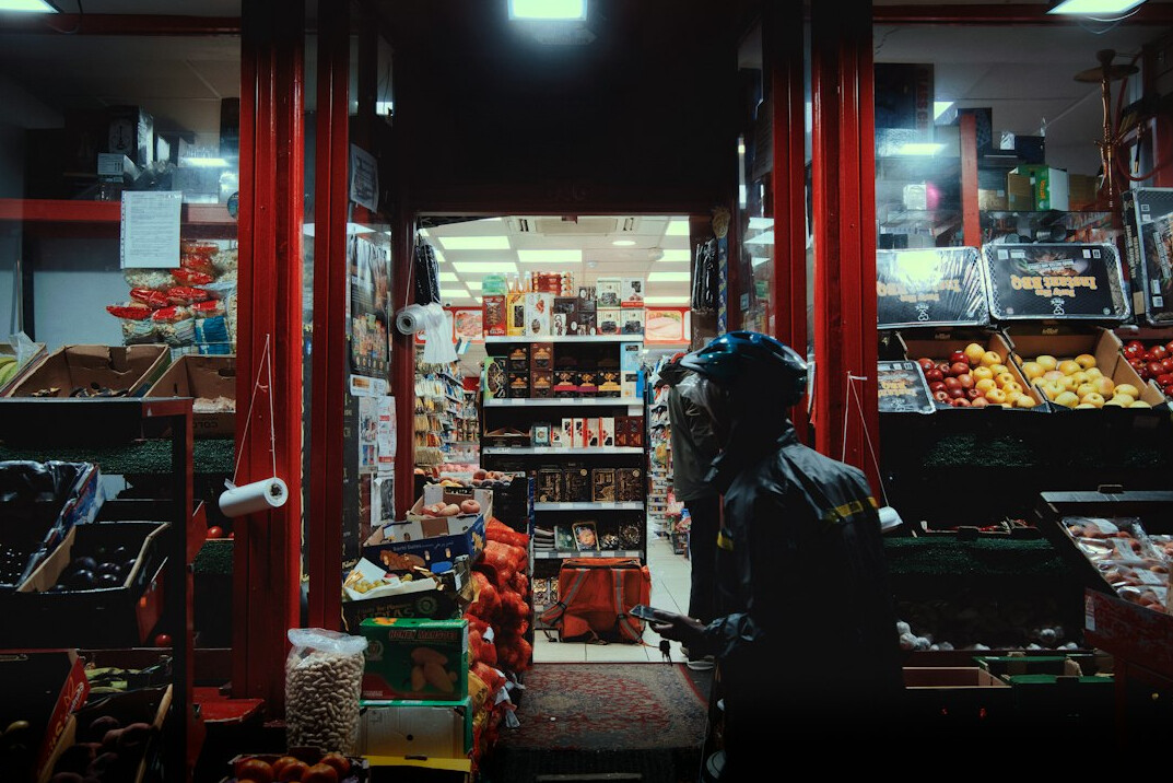 detective in supermarket