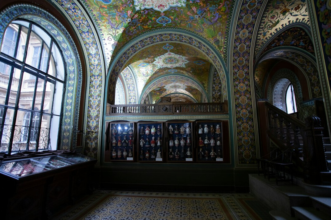 Grand library hall with arched ceiling and bookshelves